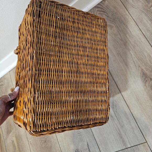 Vintage Wicker Picnic Basket - Picture 6 of 8